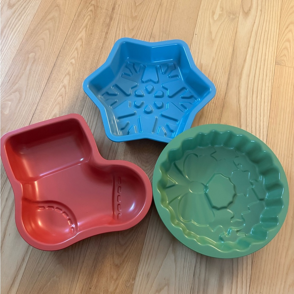 Set of 3 Christmas Metal Baking Dishes | Holiday Bakeware Stocking Wreath Snow